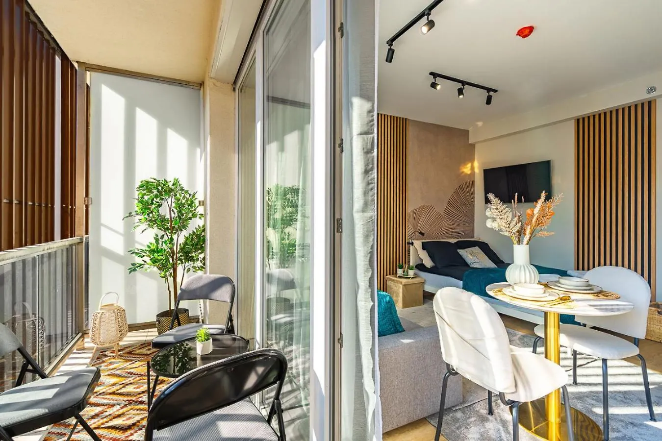 Modern Downtown Studio With A Sunny Terrace Boedapest