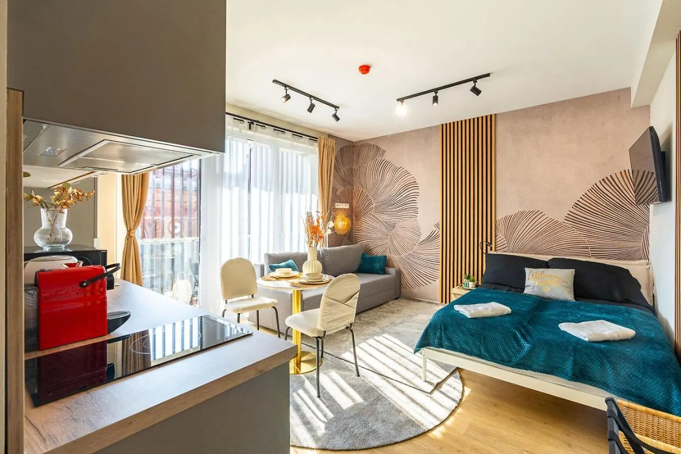 Modern Downtown Studio With A Sunny Terrace Boedapest